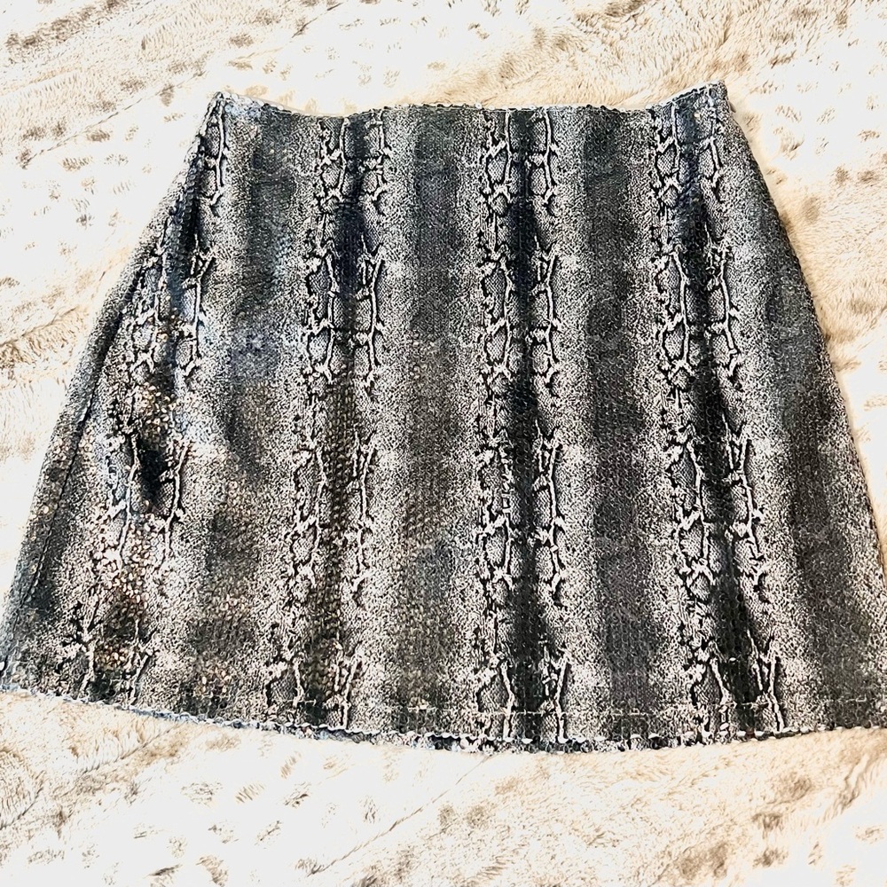 Women’s Python Sequin Mini Skirt NWT, Sz Small/Medium. Gray/Black